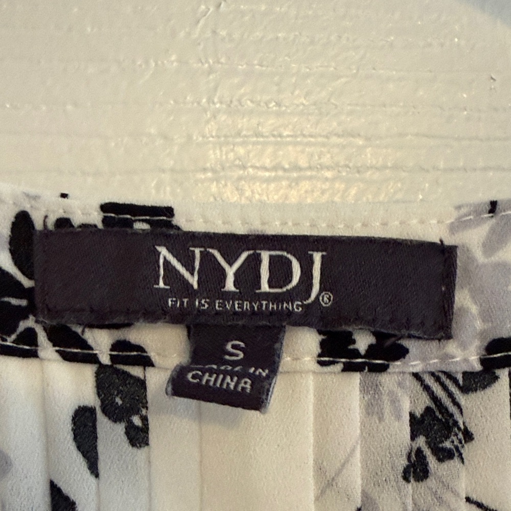NYDJ Black and White Floral Sleeveless Blouse - Picture 2 of 2